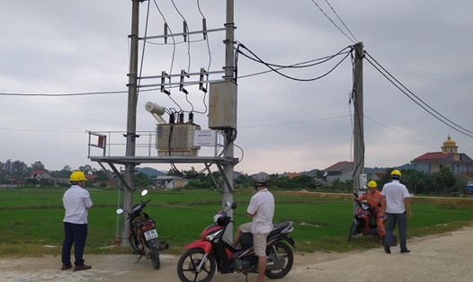 Cán bộ chi nhánh Điện lực Can Lộc kiểm tra sự cố trạm biến áp ở thị trấn Đồng Lộc. Ảnh: PV