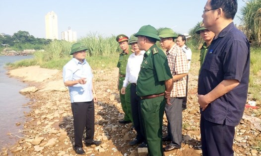Lãnh đạo tỉnh Quảng Ninh (ngoài cùng bên trái) cũng các lực lượng chức năng khảo sát các điểm lối mở khiến buôn lậu tiếp tục hoành hành tại Móng Cái. Ảnh: Hữu Việt