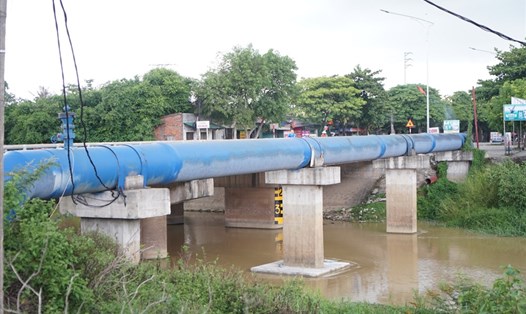 Đường ống cấp nước thô từ sông Lam cho Công ty CP Cấp nước Nghệ An. Ảnh: QĐ