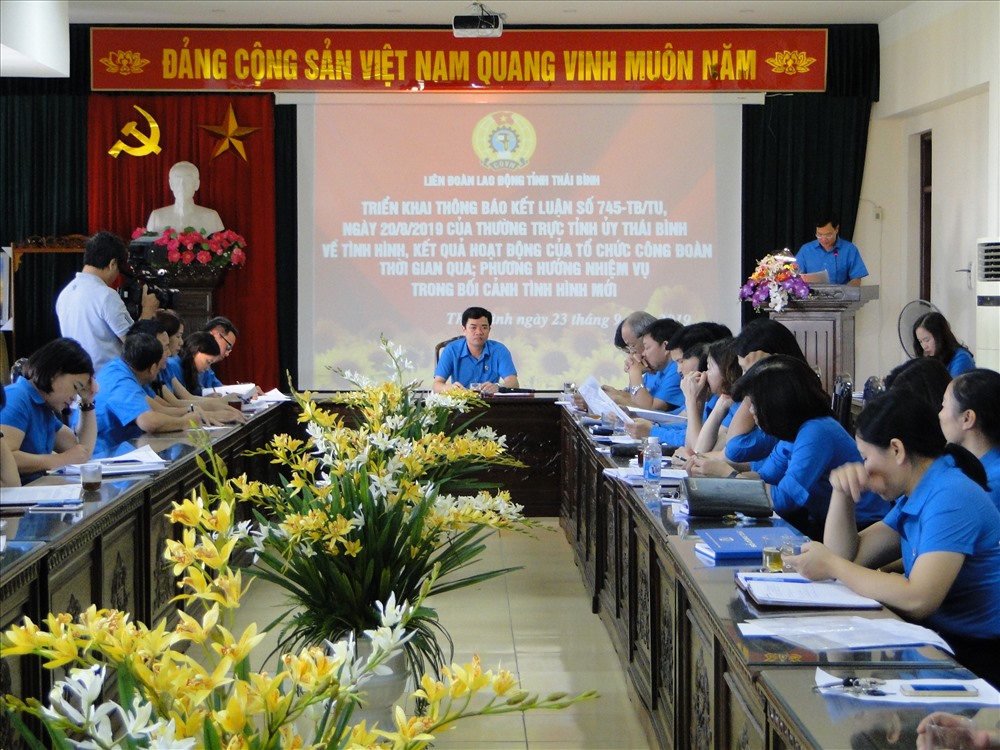 Đồng chí Bùi Xuân Vinh – Chủ tịch LĐLĐ tỉnh chủ trì tại hội nghị. Ảnh: B.Mạnh