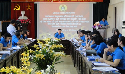 Đồng chí Bùi Xuân Vinh – Chủ tịch LĐLĐ tỉnh chủ trì tại hội nghị. Ảnh: B.Mạnh