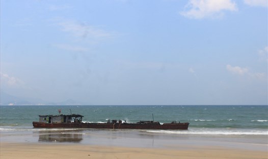 Con tàu hút cát hết nhiên liệu, bị sóng đánh dạt vào bờ biển Quy Nhơn (tỉnh Bình Định)