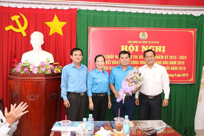 Lãnh đạo LĐLĐ tỉnh Bình Dương và UBND  thị xã Dĩ An trao tặng hoa chúc mừng ông  Đoàn Nam Lê Thiện vừa được bầu làm  Phó Chủ tịch LĐLĐ thị xã Dĩ An