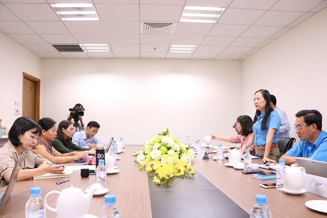 Bà Ong Thụy Hoàng Mai, Phó Chủ tịch LĐLĐ tỉnh Bình Dương phát biểu tại buổi làm việc.