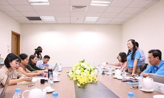 Bà Ong Thụy Hoàng Mai, Phó Chủ tịch LĐLĐ tỉnh Bình Dương phát biểu tại buổi làm việc.