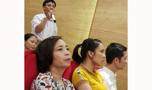 Một giáo viên hợp đồng cống hiến lâu năm ở Sóc Sơn (Hà Nội) đã rơi nước mắt khi nghe lãnh đạo huyện Sóc Sơn thông báo không tuyển dụng đặc cách. Ảnh: D.T