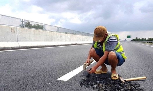 Công nhân quần cộc, dép tổ ong tay búa tay đục "vá" đường cao tốc 34.000 tỉ, một trong những bức ảnh biểu tượng về sự thảm hại chất lượng đường cao tốc.
