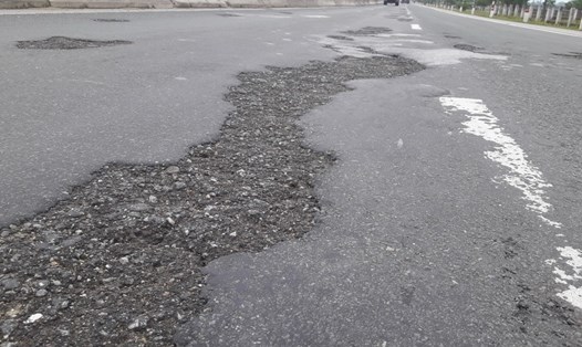 Tình trạng bong tróc trên Quốc lộ 1A đoạn bắc thị trấn Nghèn, huyện Can Lộc, tỉnh Hà Tĩnh. Ảnh: Trần Tuấn