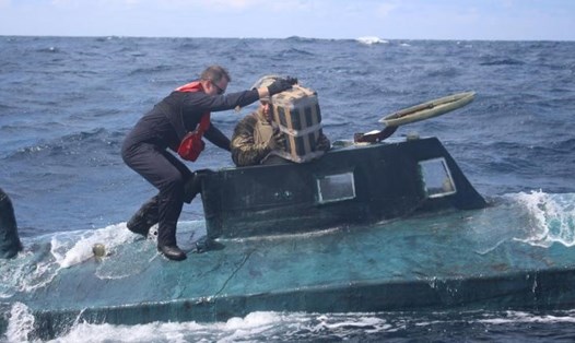 Tuần duyên Mỹ bắt tàu chở cocaine lậu. Ảnh: US Coast Guard
