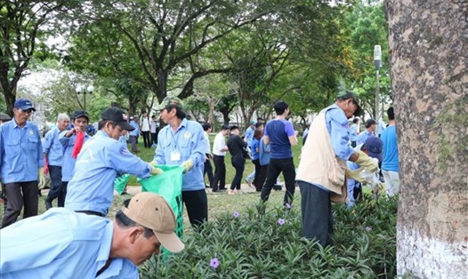 Đoàn viên Nghiệp đoàn xíchlô, xe thồ tỉnh Thừa Thiên - Huế tham gia nhặt rác hưởng ứng “Ngày chủ nhật xanh”. Ảnh: PĐ