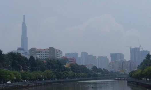 Trưa ngày 24.9, dù trời nắng nhưng lớp mù vẫn bao phủ TP.Hồ Chí Minh.