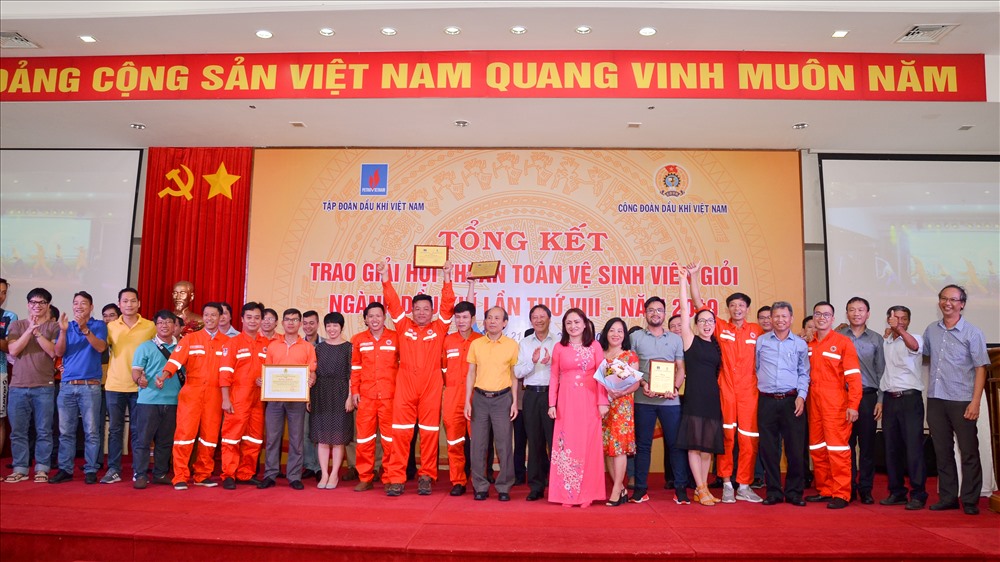 Đồng chí Nghiêm Thùy Lan trao giải Đặc biệt toàn đoàn cho Liên doanh Việt - Nga Vietsovpetro