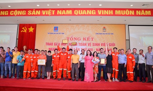 Đồng chí Nghiêm Thùy Lan trao giải Đặc biệt toàn đoàn cho Liên doanh Việt - Nga Vietsovpetro
