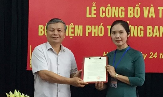 Thứ trưởng Nguyễn Trọng Thừa trao quyết định và chúc mừng bà Trần Thị Minh Nga.
