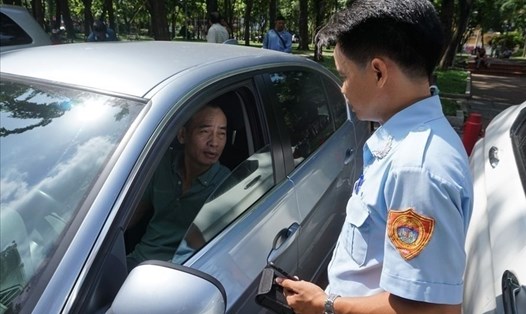 Sở GTVT TP.Hồ Chí Minh lấy ý kiến đề xuất dừng đăng kiểm với xe "xù" phí đậu xe dưới lòng đường. Ảnh M.Q
