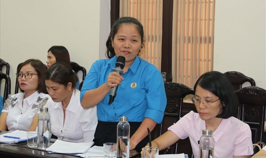 Chị Lê Thị Thu Cúc, giáo viên Trường Mầm non 8-3, thành phố Nam Định đóng góp ý kiến.