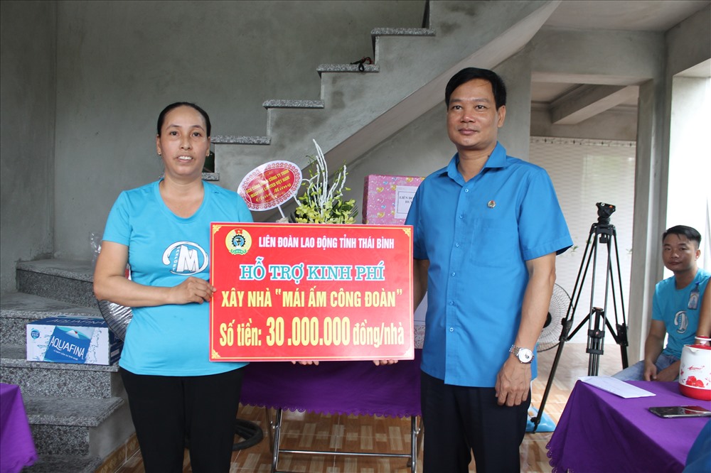 Lãnh đạo LĐLĐ tỉnh trao kinh phí hỗ trợ cho đoàn viên Nguyễn Thị Mùi. Ảnh: B.Mạnh