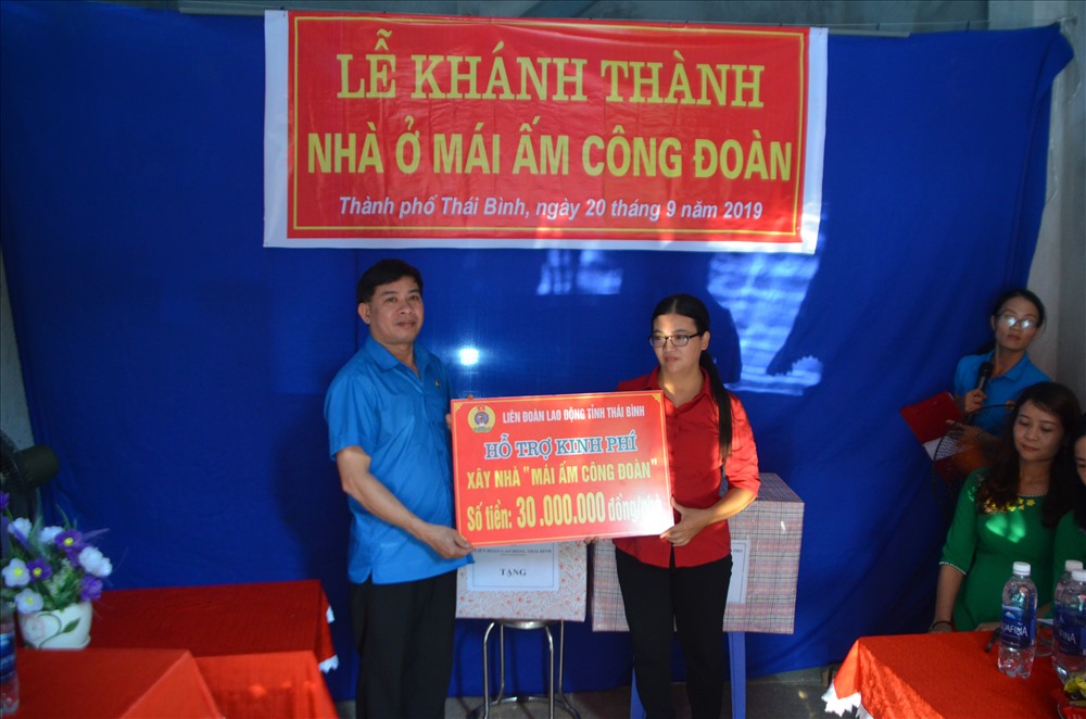 Đồng chi Trần Văn Toản – Phó Chủ tịch LĐLĐ tỉnh trao kinh phí hỗ trợ xây nhà cho đoàn viên. Ảnh: B.Mạnh
