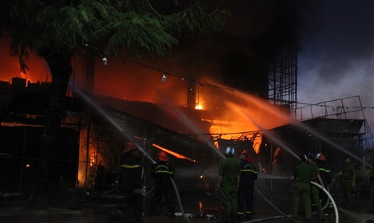 Cảnh sát Phòng cháy đang dập lửa tại hiện trường - ảnh Lê Hoa