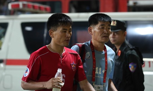 K.Chung Hydk và trợ lý HLV đi vào phòng kiểm tra doping sau khi trận đấu kết thúc Ảnh: HOÀI THU