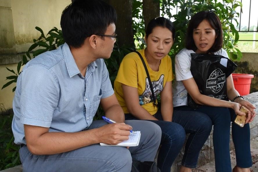 Người lao động Cty Trường Thành (bên phải ảnh) trong lần phản ánh vụ việc tới phóng viên Báo Lao Động. Ảnh: P.V