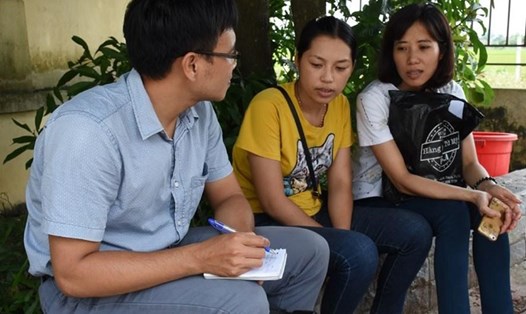 Người lao động Cty Trường Thành (bên phải ảnh) trong lần phản ánh vụ việc tới phóng viên Báo Lao Động. Ảnh: P.V