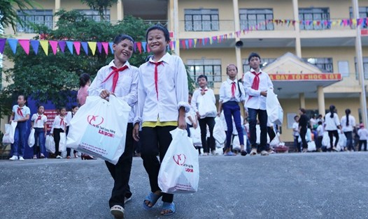 Học sinh trường Dân tộc bán trú Thanh Sơn (Quảng Ninh) nhận quà tặng từ Quỹ xã hội từ thiện TLV Báo Lao Động. Ảnh: HẢI NGUYỄN