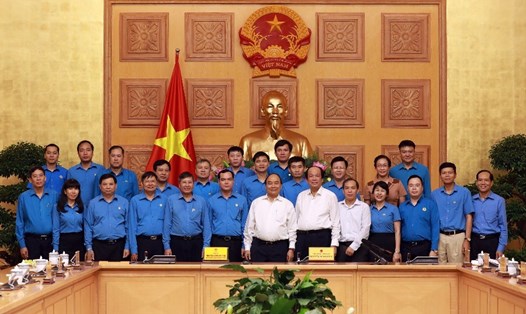 Thủ tướng Chính phủ Nguyễn Xuân Phúc (thứ 7, phải sang) và các đại biểu Tổng LĐLĐVN tại buổi làm việc. Ảnh: HẢI NGUYỄN