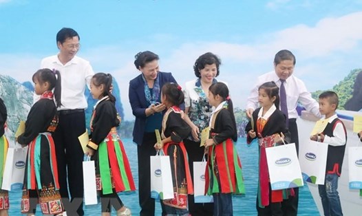 Chủ tịch Quốc hội Nguyễn Thị Kim Ngân trao học bổng và sữa cho các em học sinh có hoàn cảnh khó khăn của huyện Hoành Bồ.
