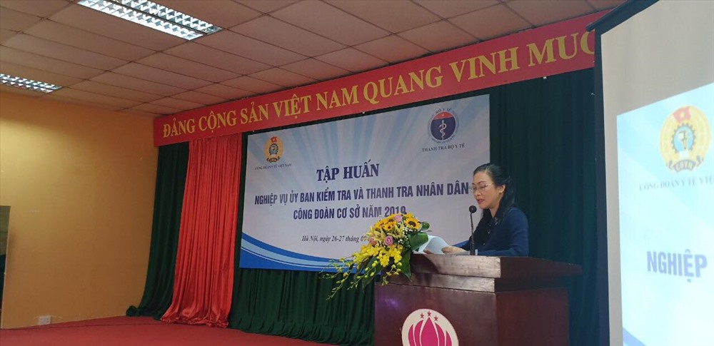 PGS.TS Phạm Thanh Bình - Ủy viên BCH Tổng Liên đoàn Lao động Việt Nam, Chủ tịch Công đoàn Y tế Việt Nam phát biểu tại lớp tập huấn. Ảnh: Lan Anh