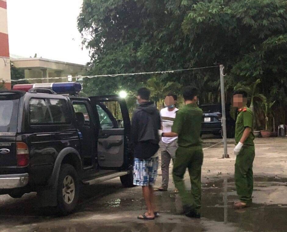 Lực lượng công an bắt giữ đối tượng Quang. ảnh: Công an cung cấp.