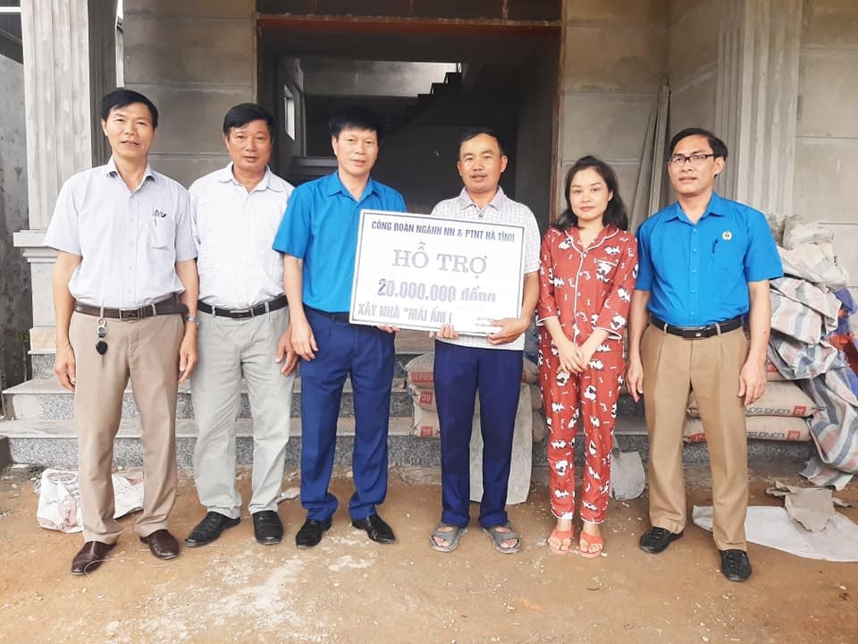 Ông Nguyễn Quang Thái - Chủ tịch Công đoàn ngành Nông nghiệp và Phát triển nông thôn Hà Tĩnh trao tiền hỗ trợ làm nhà Mái ấm công đoàn cho gia đình anh Hội. Ảnh: NM