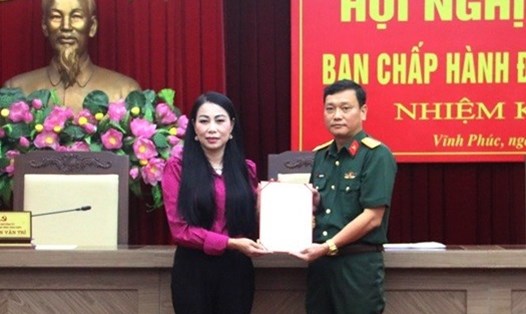 Bí thư Tỉnh ủy Vĩnh Phúc Hoàng Thị Thúy Lan trao quyết định cho Đại tá Nguyễn Thế Hải.