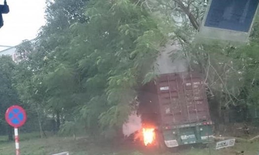 Nghi tránh xe container đâm vào dải phân cách đi chiều ngược lại, xe container đi theo hướng Hải Phòng - Hà Nội đánh lái đâm vào bụi cây, xe bốc cháy.