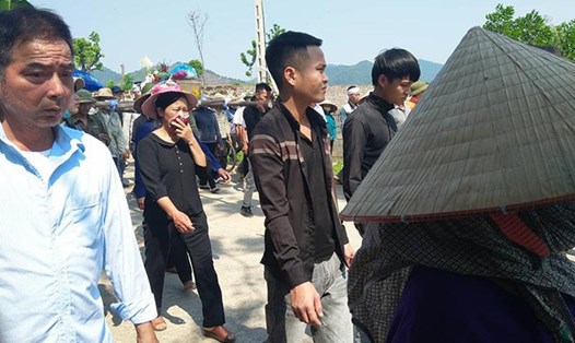 Người dân xót thương gia đình anh Nguyễn Văn Thủy có tới 3 người chết vì tai nạn. Ảnh: PV