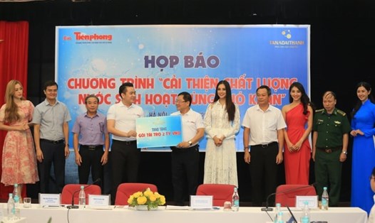 Hoa hậu Việt Nam 2018 Trần Tiểu Vỹ làm đại sứ chương trình "Cải thiện chất lượng nước sinh hoạt vùng khó khăn". Ảnh: Như Ý