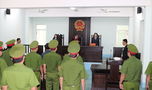 Tại phiên xử sơ thẩm, Tòa án quận 4 tuyên phạt Nguyễn Hữu Linh 18 tháng tù giam