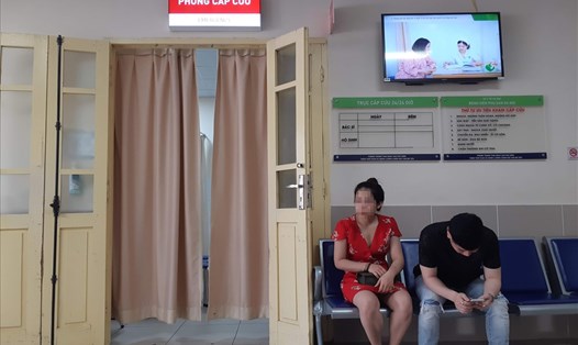 Người nhà đang chờ một ca cấp cứu tại Bệnh viện Phụ sản Hà Nội. Ảnh: H.GIANG