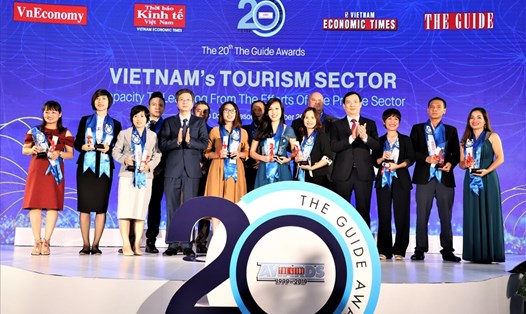 Ông Nguyễn Trùng Khánh - Tổng cục trưởng Tổng cục Du lịch Việt Nam và ông Nguyễn Thế Hào - Phó tổng biên tập thường trực Thời báo Kinh tế Việt Nam trao Kỷ niệm chương cho các doanh nghiệp được vinh danh ‘’The Guide Awards 2019’’.
