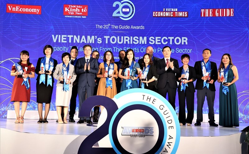 Ông Nguyễn Trùng Khánh - Tổng cục trưởng Tổng cục Du lịch Việt Nam và ông Nguyễn Thế Hào - Phó tổng biên tập thường trực Thời báo Kinh tế Việt Nam trao Kỷ niệm chương cho các doanh nghiệp được vinh danh ‘’The Guide Awards 2019’’.