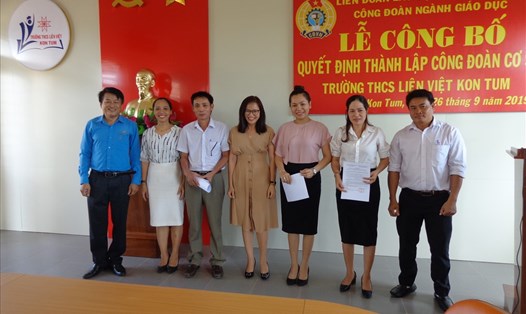 Phó Chủ tịch CĐ ngành giáo dục tỉnh Kon Tum Nguyễn Minh Hoàng (ngoài cùng bên trái) công bố quyết định thành lập CĐCS.