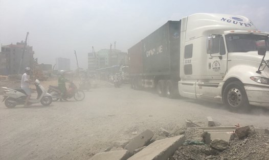 Tại một đoạn đường Phạm Văn Đồng (Hà Nội), bụi mịt mù không nhìn thấy rõ đường và xe cộ qua lại. Ảnh: Phạm Đông