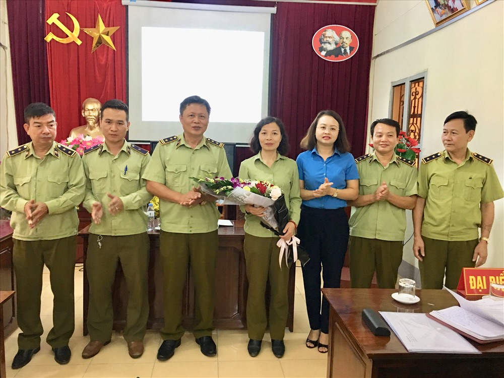 Đồng chí Lò Ngọc Minh - Bí thư Chi bộ, Quyền Cục trưởng Cục Quản lý Thị trường và đồng chí Trần Thị Thu Hằng - Chủ tịch Công đoàn Viên chức tỉnh tặng hoa chúc mừng Ban Chấp hành CĐCS  khóa I, nhiệm kỳ 2019 - 2024. Ảnh: Bảo Ngọc