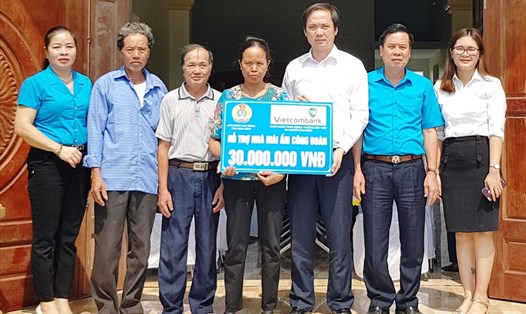 Đại diện lãnh đạo LĐLĐ tỉnh Ninh Bình và Ngân hàng Vietcombank Chi nhánh Ninh Bình trao tiền hỗ trợ cho gia đình chị Phạm Thị Huyên. Ảnh: NT