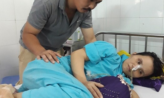 Chị Trần Thị Thùy Trang đang điều trị tại Khoa Ngoại tiêu hóa - BV Đa khoa Đà Nẵng. Ảnh: TRỌNG THANH