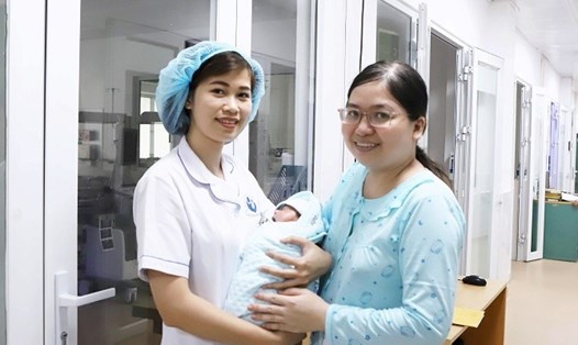 Bé Quang Huy - con của chị Phạm Thị Thái được chăm sóc và điều trị tại khoa Sơ sinh - Bệnh viện Phụ sản Hà Nội. Ảnh: Thu Linh