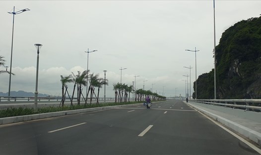 Cầu Bài Thơ trên tuyến đường bao biển Trần Quốc Nghiễn vừa được nâng cấp mở rộng. Ảnh: N.H