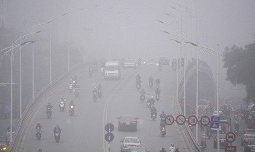 Chỉ số bụi mịn PM2.5 ngày 24.9 tại Hà Nội là 97,2µg/m3, cao gấp 4 lần quy chuẩn quốc gia (25µg/m3) và 11 lần trung bình năm của Tổ chức Y tế Thế giới (WHO)Ảnh: TTXVN