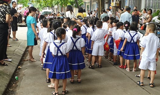 Học sinh trường tiểu học hữu nghị Việt-Pháp háo hức đón năm học mới. Ảnh: N.H