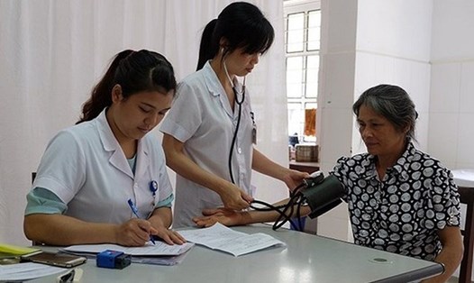 Khám sức khỏe cho người dân tại một trạm y tế tại Hà Nội. Ảnh: PV